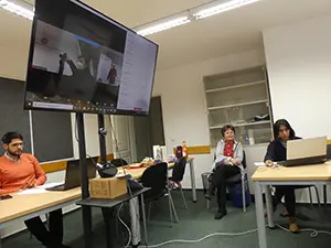 Carlos Sierra, Ma. Luisa Criado y Enriqueta Nazario supervisan la marcha del seminario desde Bonn