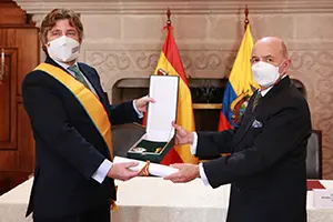 Condecoracion Embajador en Ecuador