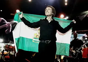 Raphael con bandera de Andalucia