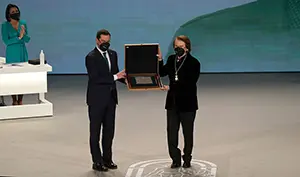 Moreno entrega plaza a Raphael