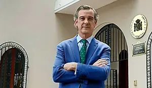 P Jorge Friend en el Consulado