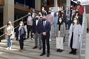 A Coruña
O secretario xeral da Emigración, Antonio Rodríguez Miranda, acompañado do delegado da Xunta na Coruña, Gonzalo Trenor, manteñen un encontro cos bolseiros Beme do campus da UDC. 
03/05/2021
Foto: Moncho Fuentes / AGN