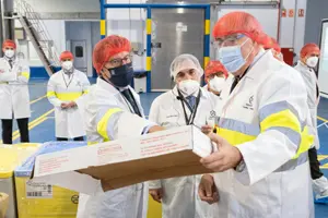 O presidente da Xunta, Alberto Núñez Feijóo, acompañado da conselleira do Mar, Rosa Quintana, visita as novas instalacións da empresa Iberconsa Seafood Processing. Bouzas (Vigo), 10/05/2021