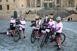 11,30 h.-    O secretario xeral da Emigración, Antonio Rodríguez Miranda, e a directora xeral de Competitividade da Axencia de Turismo, María Balesto, reciben as peregrinas do clube de ciclismo Una a Una de Oviedo que realizan o Camiño co obxectivo de visibilizar a investigación contra o cancro de mama metastático. 
 
foto xoán crespo
20/05/2021