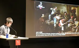 Hidenao Dohino durante un momento de su exposición sobre la profesión de «aguador» en el Madrid del siglo XIX copia