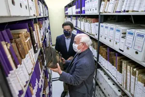 O secretario xeral da Emigración, Antonio Rodríguez Miranda, visita o arquivo diocesano .