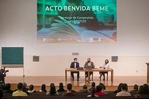 O secretario xeral da Emigración, Antonio Rodríguez Miranda, acompañado do reitor da Universidade de Santiago de Compostela, Antonio López, preside o acto de benvida dos novos bolseiros de Excelencia Mocidade Exterior. 