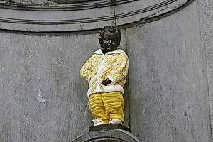 Menneken Pis-traje sanitarios1