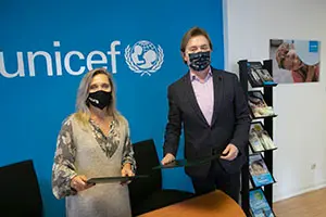 O director xeral de Relacións Exteriores e coa UE, Jesús Gamallo, asina coa presidenta de UNICEF Comité Galicia, Myriam Garabito, a addenda ao convenio de colaboración entre a Xunta e a organización para actuacións de acción humanitaria e de emerxencia.