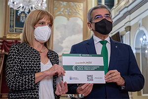 Román Rodríguez entrega presupuestos en el Parlamento de Canarias