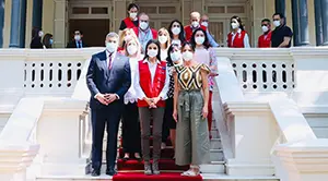 Fotografía de grupo de Su Majestad la Reina con el Presidente de Paraguay, la Primera Dama y cooperantes españoles  