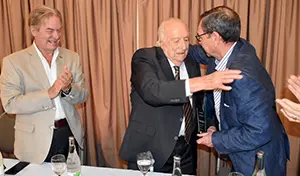 Uru-Homenaje Rodiño-entrega-trofeo