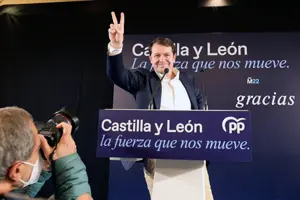 GRAF7673. VALLADOLID, 13/02/2022.- El presidente de la Junta de Castilla y León y candidato del PP a la reelección, Alfonso Fernández Mañueco, comparece ante los medios tras conocer los resultados electorales autonómicos, hoy domingo en Valladolid. El PP, con el escrutinio próximo al cien por cien, ha obtenido 31 escaños, dos más que en los comicios anteriores. EFE/J.MGARCÍA