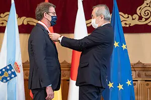 O titular do Goberno galego, Alberto Núñez Feijóo, recibe ao embaixador de Japón, Kenji Hiramatsu, e é condecorado coa Orde do Sol Nacente, Raios Dourados con Cinta Colgante. Pazo de Raxoi, 14/02/22.