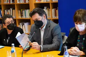 12,30 h.-             O secretario xeral da Emigración, Antonio Rodríguez Miranda, xunto coa presidenta do Consello da Cultura Galega, Rosario Álvarez, asiste á presentación do novo volume da colección Clásicos da Emigración. 
foto xoán crespo
10/03/2022