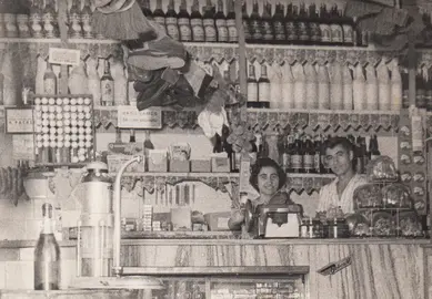 16.Emigrantes salmantinos en su tienda de ultramarinos en Brasil