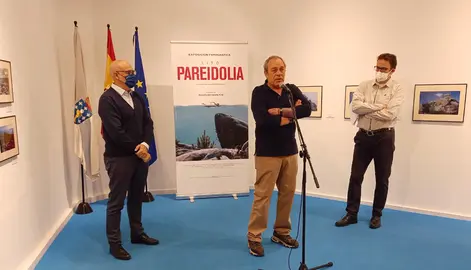 Casa Madrid-Un momento de la presentación de la exposición de fotografía por parte de Eduardo Cimadevila