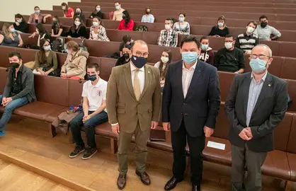 O secretario xeral da Emigración, Antonio Rodríguez Miranda, acompañado do reitor da Universidade de Santiago de Compostela, Antonio López, preside o acto de benvida dos novos bolseiros de Excelencia Mocidade Exterior. 