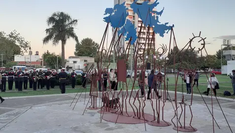 Escultura Magalhaes-con la banda