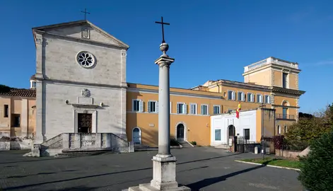 8. vista exterior de la fachada de la Real Academia