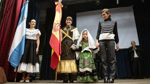 Embajadora junto a niña y las banderas en el Salamanca