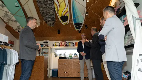 Carballo. A Coruña
O vicepresidente primeiro e conselleiro de Economía, Industria e Innovación, Francisco Conde, acompañado polo delegado territorial da Xunta de Galicia na Coruña, Gonzalo Trenor, visita as instalacións da compañía Raz SurfCamp, participante no programa Galicia Exporta Dixital.
05/08/2022
Foto: Moncho Fuentes / AGN A Coruña