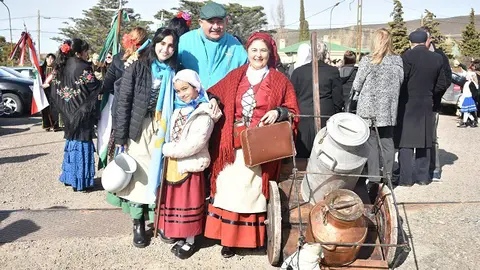 Centro Asturiano Comodoro desfile colectividades 1