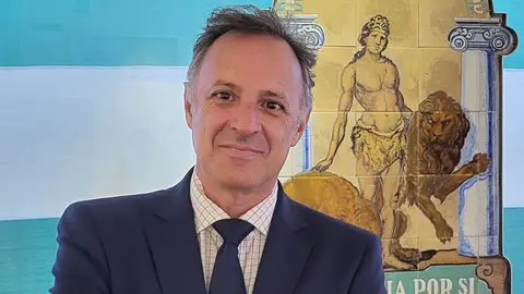 Francisco Javier Arroyo Navarro con escudo de Andalucía detrás