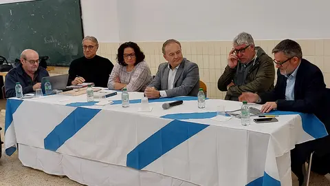 Xulio Couxil co alcalde de Cornella Antonio Balmón e o presidente da asociación Oliver Fernández xuno a os autore