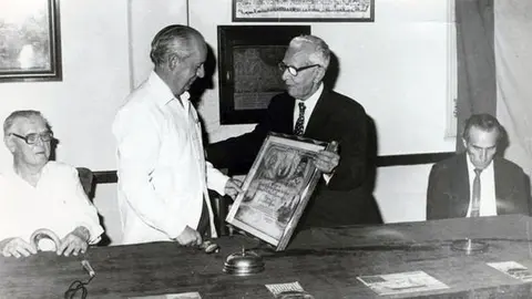 Entrega el Sr. Embajador de España en Cuba del diploma como Presidente de Honor de la Agrupación de Sociedades Castellanas