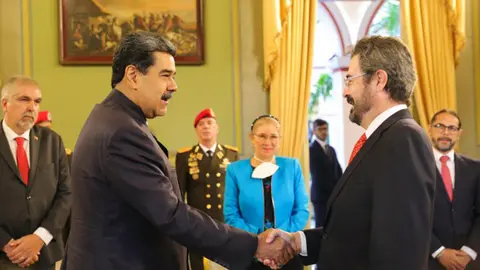 EMBAJADOR SANTOS PRESENTA CREDENCIALES ANTE  MADURO 1