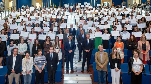 O presidente da Xunta, Alfonso Rueda, acompañado polo secretario xeral da Emigración, Antonio Rodríguez Miranda, participa no encontro cos beneficiarios das Bolsas de Excelencia Mocidade Exterior (Beme). Edificio Fontán, Santiago de Compostela, 17/06/22.