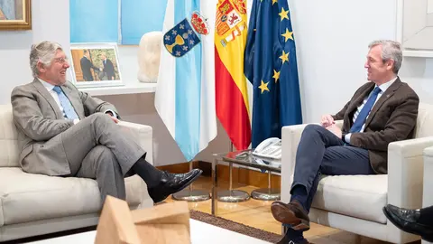 O presidente da Xunta, Alfonso Rueda, acompañado do vicepresidente segundo e conselleiro de Presidencia, Xustiza e Deportes, Diego Calvo, reunirase co embaixador de Portugal en España, João Mira-Gomes. Despacho do presidente da Xunta, Edificio Administrativo de San Caetano, 13/02/23.