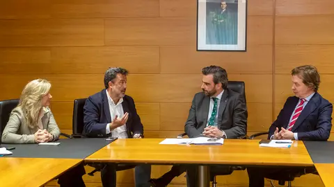 O vicepresidente segundo e conselleiro de Presidencia, Xustiza e Deportes, Diego Calvo, acompañado polo director xeral de Relacións Exteriores e coa UE, Jesús Gamallo, reunirase co director executivo de UNICEF España, José María Vera.