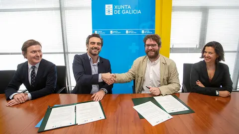 O vicepresidente segundo e conselleiro de Presidencia, Xustiza e Deportes, Diego Calvo, acompañado polo director xeral de Relacións Exteriores e coa UE, Jesús Gamallo, asina un convenio coa Coordinadora Galega de ONGD.