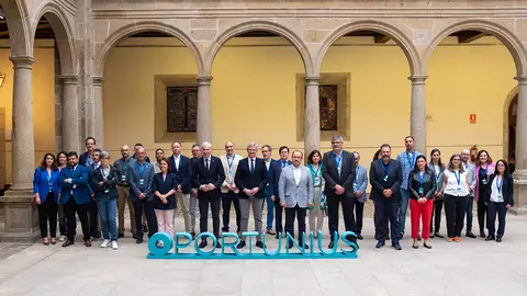 O presidente da Xunta, Alfonso Rueda, acompañado do vicepresidente primeiro e conselleiro de Economía, Industria e Innovación, Francisco Conde, asiste á inauguración do III Encontro Oportunius.  
