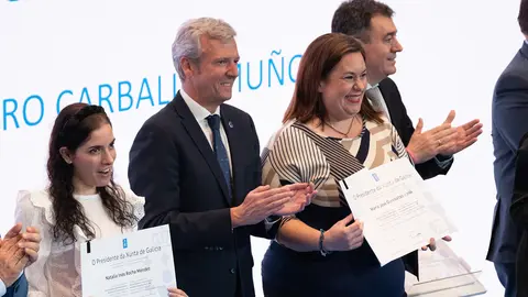 O titular do Goberno galego, Alfonso Rueda, acompañado do conselleiro de Cultura, Educación, FP e Universidades,  Román Rodríguez, participa nun encontro cos beneficiarios dos programa Bolsas de Excelencia Mocidade Exterior (BEME) 2023. Edificio Fontán (Cidade da Cultura, Santiago de Compostela), 13/06/2023.