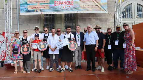tres ganadores concurso de paella, comité organizador del Españolé AGES, miembros del jurado incluido el cónsul general en Zúrich, Juan Carlos Gafo