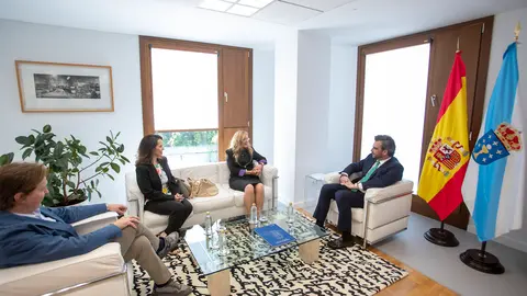 O vicepresidente primeiro e conselleiro de Presidencia, Xustiza e Deportes, Diego Calvo, mantén unha reunión coa cónsul xeral de Brasil en Madrid, Vera Cintia Álvarez.