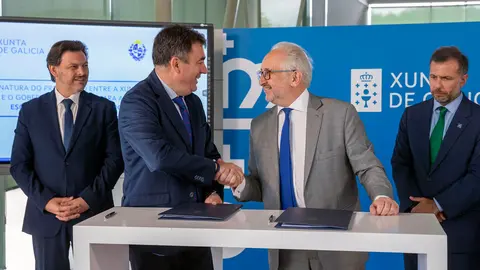 O conselleiro de Cultura, Educación, FP e Universidades, Román Rodríguez, acompañado polo secretario xeral de Emigración, Antonio Rodríguez Miranda, e o ministro de Educación e Cultura de Uruguai, Pablo da Silveira, asinarán o protocolo xeral de actuación entre a Xunta de Galicia e o Goberno do Uruguai para a exhibición da escultura A Santa de Francisco Asorey.