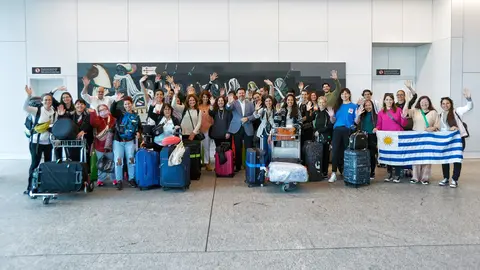 O secretario xeral da Emigración, Antonio Rodríguez Miranda, recibirá aos participantes procedentes de diferentes países do mundo do programa formativo Escolas Abertas. Área de chegadas do aeroporto de Santiago de Compostela-Rosalía de Castro (Lavacolla, s/n).
 
foto xoán crespo