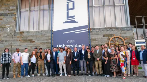 O presidente da Xunta, Alfonso Rueda, acompañado polo conselleiro de Cultura, Educación e Formación Profesional, Román Rodríguez, e do secretario xeral da Emigración, Antonio Rodríguez Miranda, participa no acto de recepción aos beneficiarios do programa Retorna Talento FP no curso académico 2022/2023.