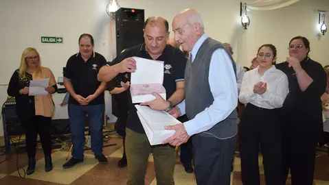 Centro Valenciano de Bahía Blanca. José Alvado Alvado, segundo presidente del Centro, quien se encontraba presente junto a su familia. Entregó el vicepresidente Antonio Orozco Cemino.