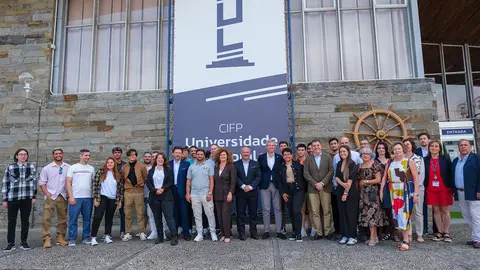 O presidente da Xunta, Alfonso Rueda, acompañado polo conselleiro de Cultura, Educación e Formación Profesional, Román Rodríguez, e do secretario xeral da Emigración, Antonio Rodríguez Miranda, participa no acto de recepción aos beneficiarios do programa Retorna Talento FP no curso académico 2022/2023.