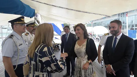 A Coruña.- 
A vicepresidenta segunda e conselleira de Medio Ambiente, Territorio e Vivenda, Ángeles Vázquez, acompañada do secretario xeral da Emigración, Antonio Rodríguez Miranda, e do delegado territorial da Xunta na Coruña, Gonzalo Trenor, asisten á recepción da Embaixada do Uruguai con motivo da Festa Nacional a bordo do veleiro escola Capitán Miranda. 
25/08/2023
Foto: Moncho Fuentes / AGN A Coruña