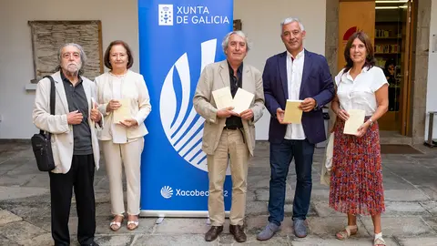 12,00 h.-            O secretario xeral de Política Lingüística, Valentín García, recibirá aos estudantes de galego da Universidade de Kiel (Alemaña) e participará na presentación da edición bilingüe galego-alemá Voces da Terra. Seis poetas galegas, dirixido por Javier Gómez-Montero, responsable do Centro de Estudos de Kiel.  
foto xoán crespo
