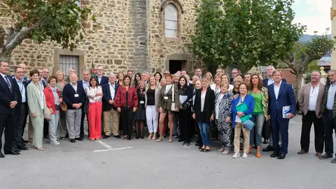 11:30 horas. Centro de Estudios Lebaniegos, Potes. La presidenta de Cantabria, María José Sáenz de Buruaga, acompañada de otros consejeros, participa en el IX encuentro de las Casas de Cantabria. 22 de septiembre de 2023 © Raúl Lucio