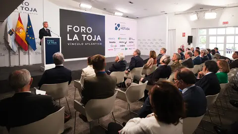 O titular do Goberno galego, Alfonso Rueda, participa na sesión inaugural do Foro La Toja Josep Piqué Vínculo Atlántico. No Centro de Convenciónss da Illa da Toxa