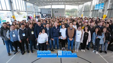 O presidente da Xunta, Alfonso Rueda, dálle a benvida aos beneficiarios e beneficiaros do programa Bolsas de Excelencia Mocidade Exterior (BEME). CEIP Plurilingüe do Camiño Inglés de Sigüeiro, 21/10/23.