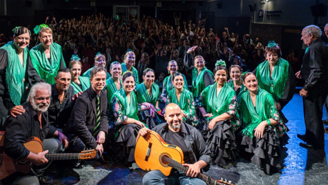 Saludo final con todos los artistas y público